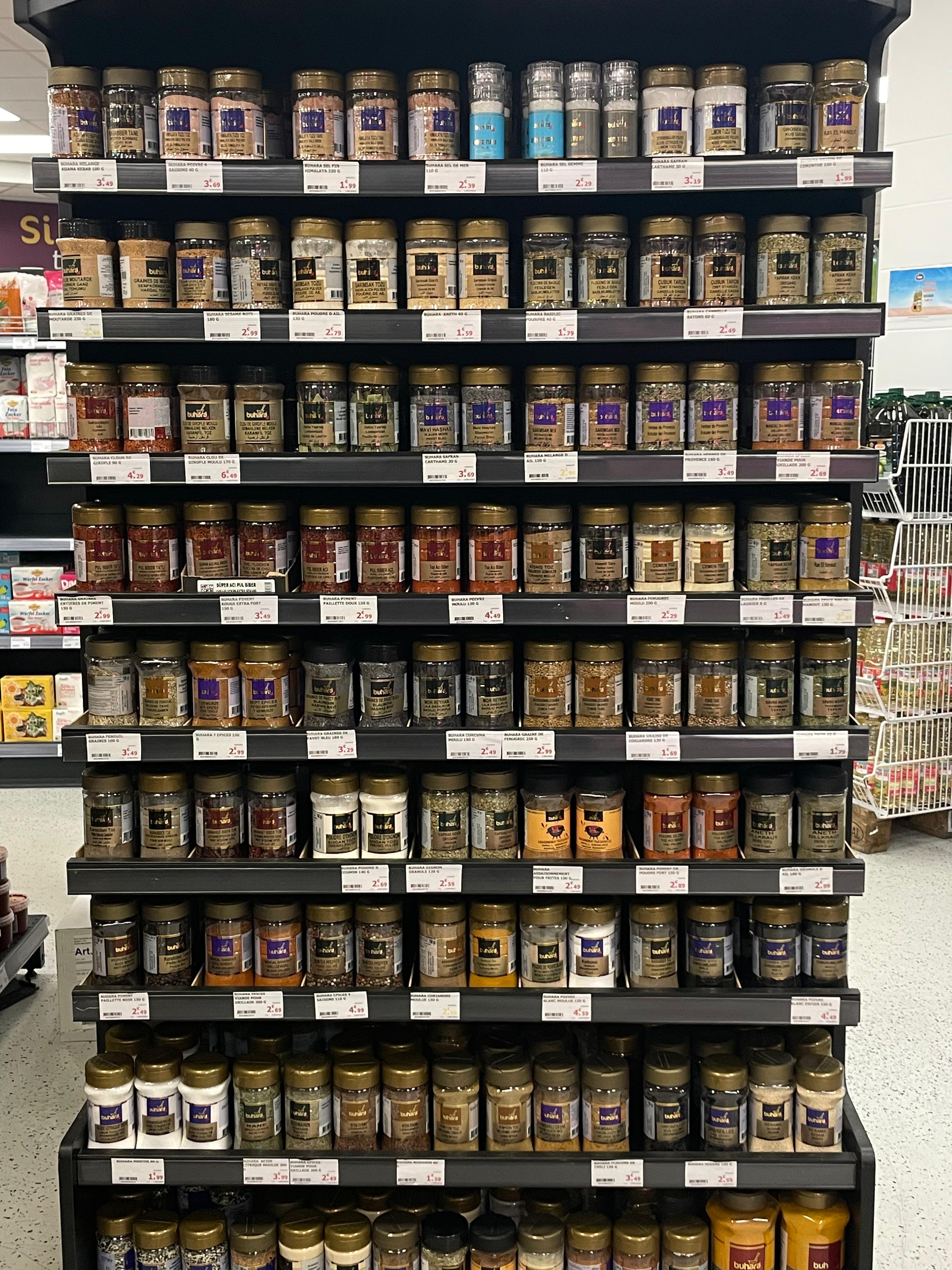 Épices du monde cumin paprika safran curry